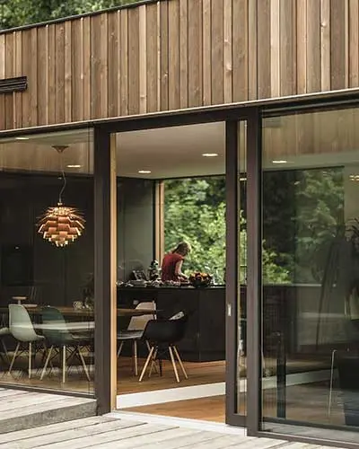 Schiebe-Elemente – Glas-Schiebetüren zu heller Terrasse